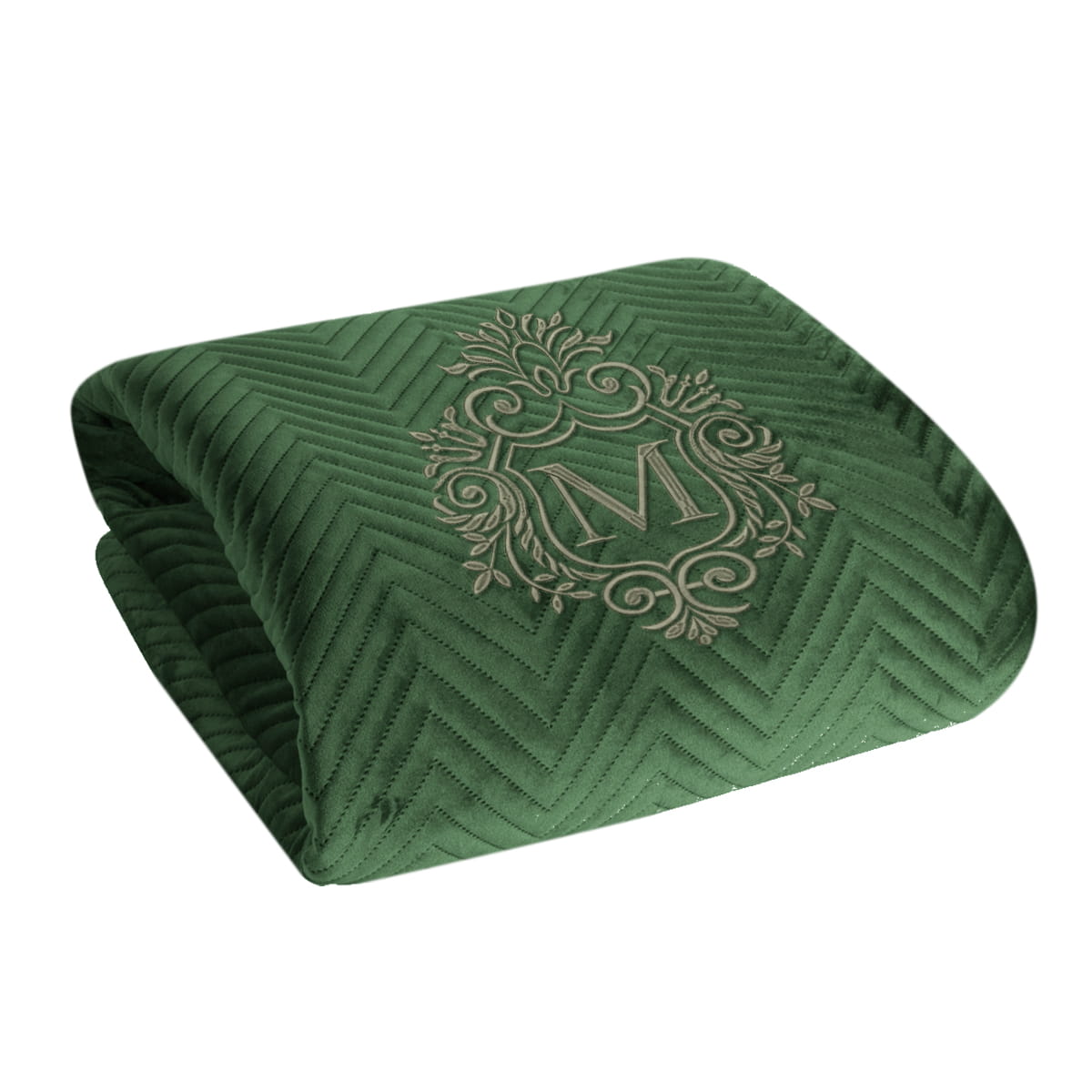 Personalizowana narzuta z haftem w ciemnozielonym kolorze, o teksturze aksamitnej, z wzorem jodełki. Produkt leży na boku, z wyróżniającym się haftowanym monogramem. Idealna do aranżacji wnętrz.