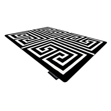 Dywan Fabio Greek w kolorze czarnym z białym, geometrycznym wzorem w kształcie spirali. Produkt leży na płaskiej powierzchni, z widocznym logo w dolnym rogu. Dostępny w różnych rozmiarach.