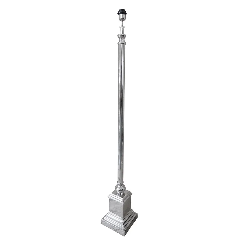 Podstawa lampy podłogowej w kolorze niklowym, o wysokości 147 cm, o prostokątnym, stabilnym cokole oraz smukłym, prostym trzonie. Ujęcie frontalne, prezentujące całość produktu na jednolitym tle. Brak widocznych detali ozdobnych.