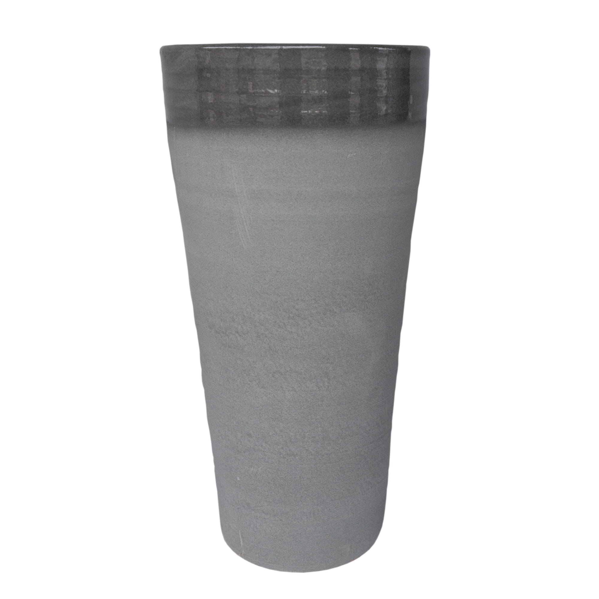 Wazon Breta w kolorze szarym, wykonany z matowego materiału, prosty, cylindryczny kształt. Produkt ustawiony w pozycji pionowej, na neutralnym tle. Wymiary: 22x22x45 cm. Brak widocznych napisów i dekoracji.