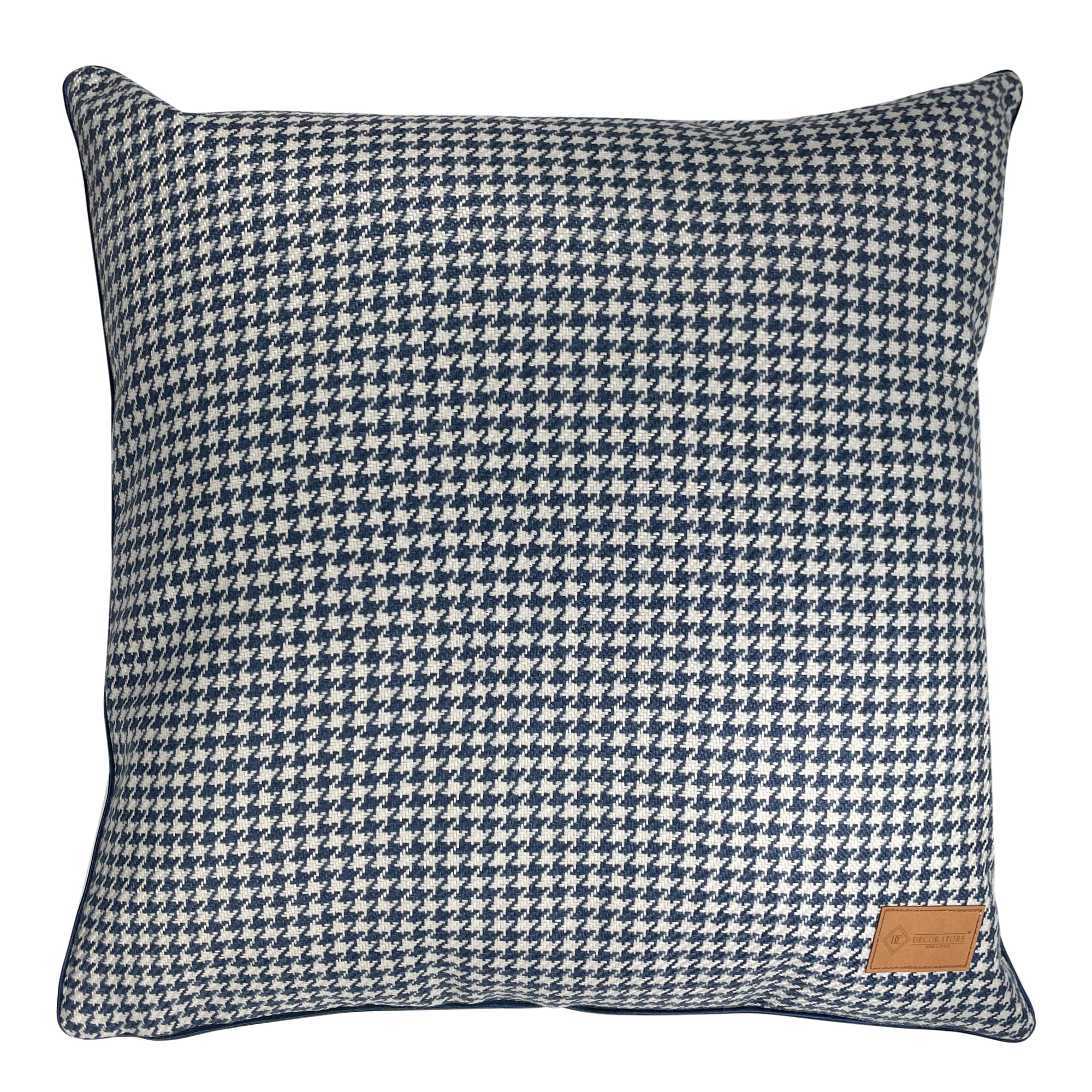 Poduszka Bristol Pepitka w kolorze biało-granatowym, o wymiarach 45x45 cm. Widoczny wzór pepitki na tkaninie oraz skórzana naszywka z logo. Produkt leży na prostym, białym tle, w pozycji płaskiej. Tekstura materiału jest wyraźnie widoczna.