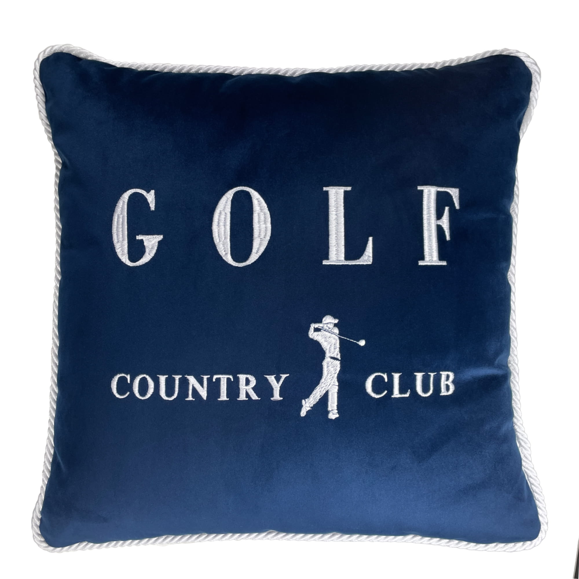 Poduszka dekoracyjna w kolorze granatowym, z białym haftem GOLF i COUNTRY CLUB oraz grafiką golfisty. Kształt kwadratowy, z dekoracyjnym brzegiem. Ujęcie frontalne, produkt leży płasko. Idealna do aranżacji wnętrz.