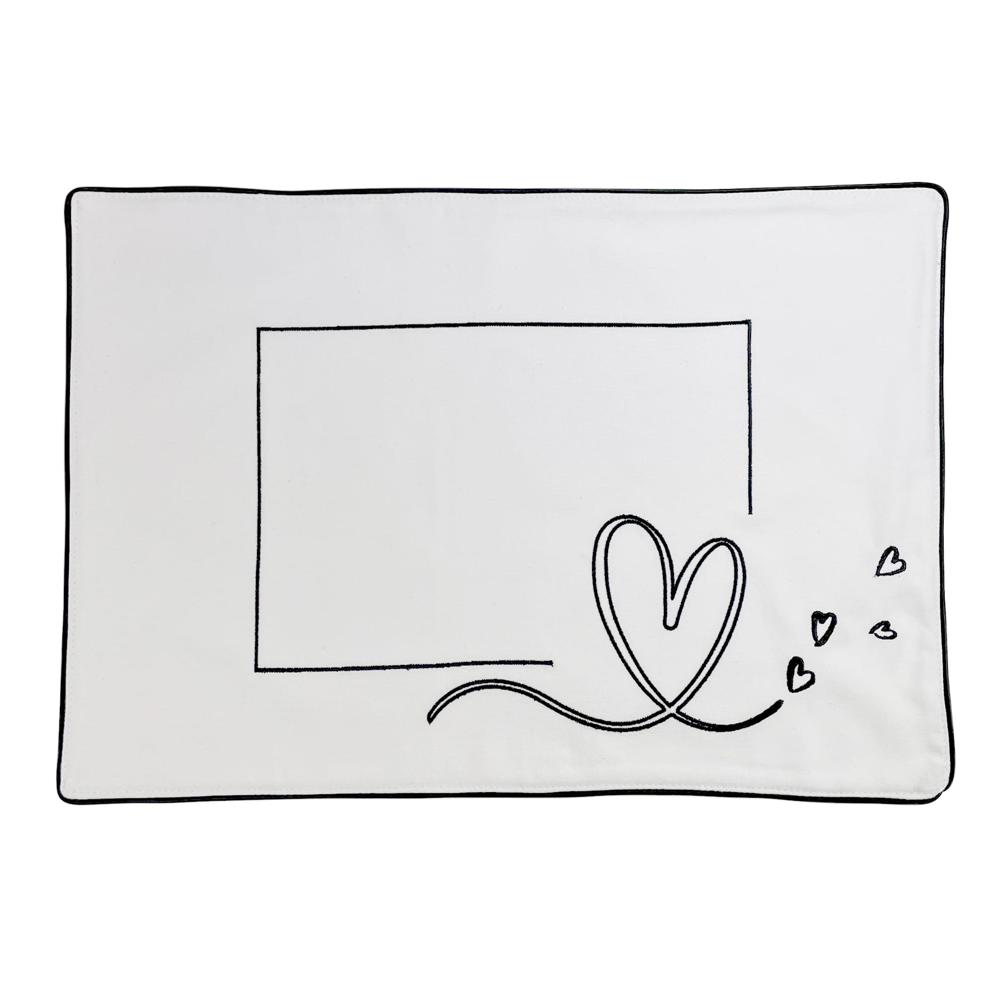 Podkładka na stół Lovely Hearts w kolorze białym z czarnymi konturami. Na środku prostokątna ramka, z prawej strony stylizowane serce oraz małe serduszka. Produkt leży płasko na białym tle, o prostokątnym kształcie, cienkiej fakturze.