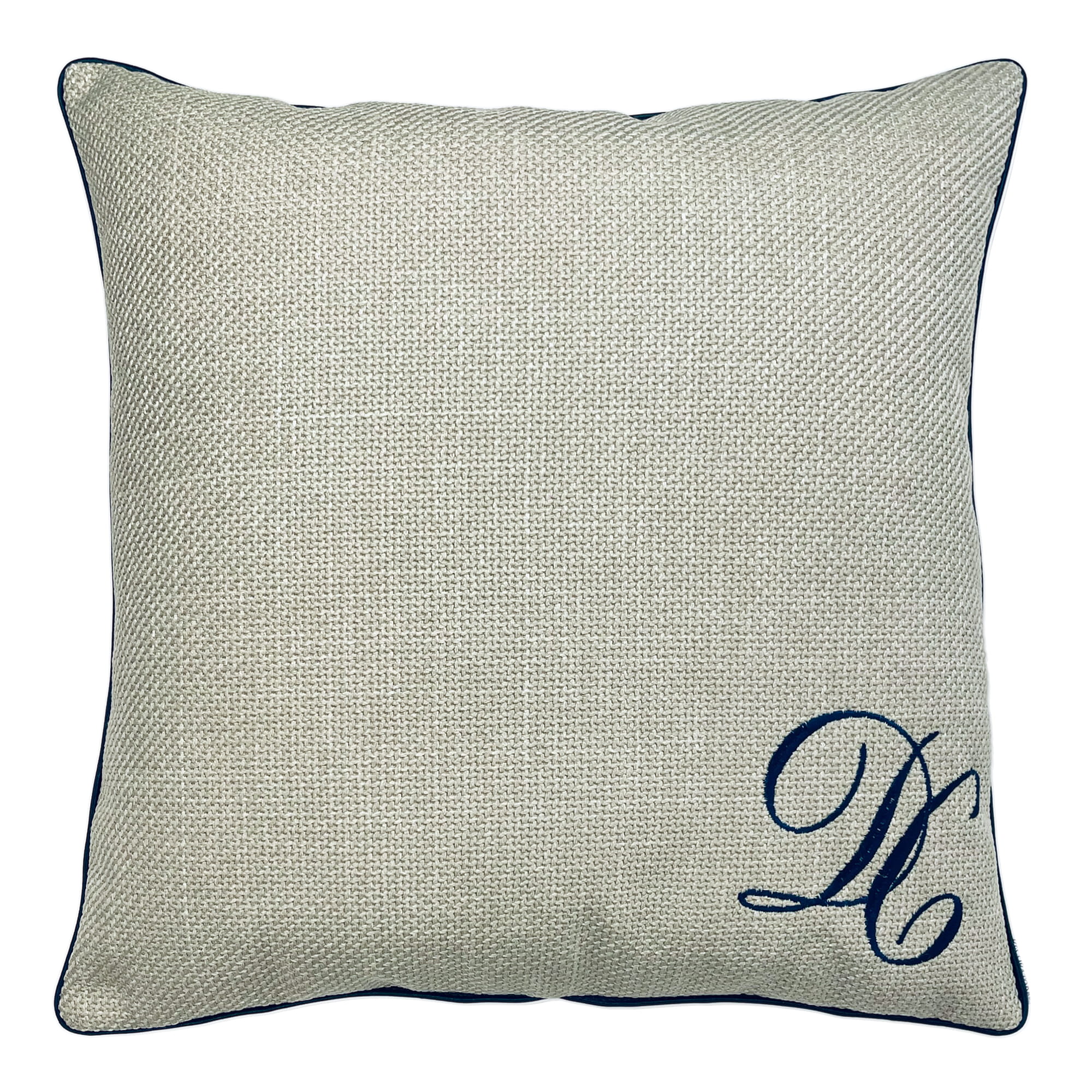 Poduszka haftowana dekoracyjna Monogram DC w kolorze jasnoszarym, wykonana z teksturowanej tkaniny. Frontalne ujęcie pokazuje haftowane logo w granatowym kolorze w dolnym rogu. Produkt ma kwadratowy kształt i dekoracyjne wykończenie.