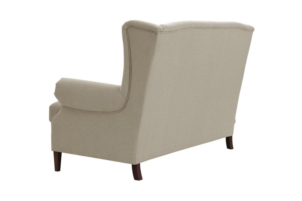 2,5 osobowa sofa Anillo w kolorze beżowym, tapicerowana tekstylnym materiałem. Ujęcie z boku, produkt z lekko zaokrąglonym oparciem i ciemnymi nogami. Widoczne eleganckie wykończenie oraz wyprofilowane boki dla komfortu siedzenia.