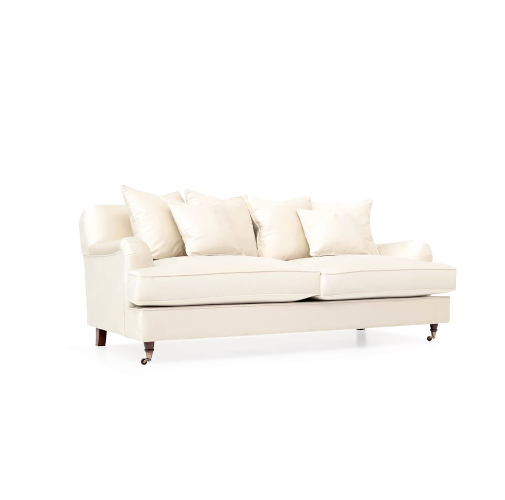 Trzyosobowa sofa Brighton w kolorze ecru z miękkimi poduszkami, o wymiarach 215x102x84 cm. Ujęcie frontalne, produkt rozłożony, z widocznymi nogami na kółkach. Gładka tkanina, minimalistyczny design, odpowiednia do różnych aranżacji wnętrz.