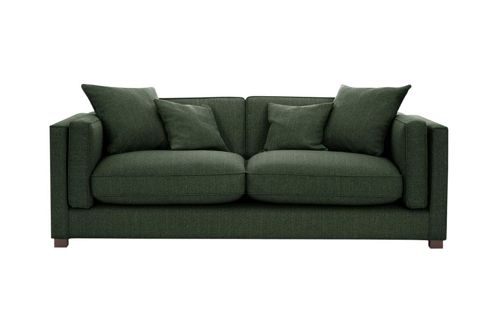 Trzyosobowa sofa Empirio w intensywnym zielonym kolorze, o wymiarach 215x105x78 cm, z czterema poduszkami oparciowymi. Ujęcie frontalne, produkt rozłożony, z widoczną teksturą materiału obicia. Nogi w kolorze naturalnego drewna.