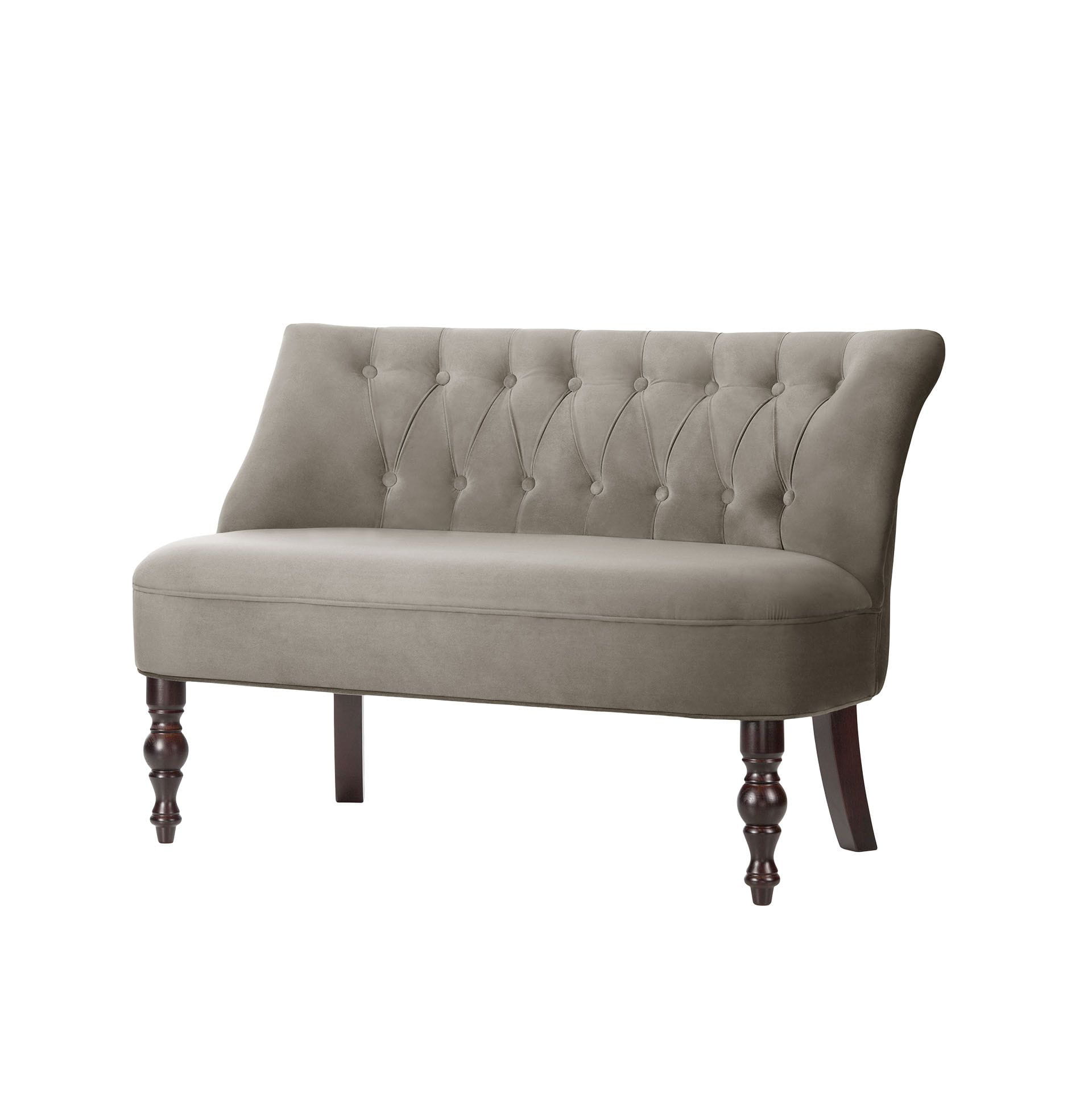 Pikowana sofa Epson w stylu angielskim w kolorze jasnoszarym z miękkim, aksamitnym obiciem. Ujęcie frontalne, produkt stojący na ciemnych, drewnianych nogach. Wysoka oparcie z dekoracyjnymi guzikami i delikatnym przeszyciem, wymiary 111x70x75 cm.