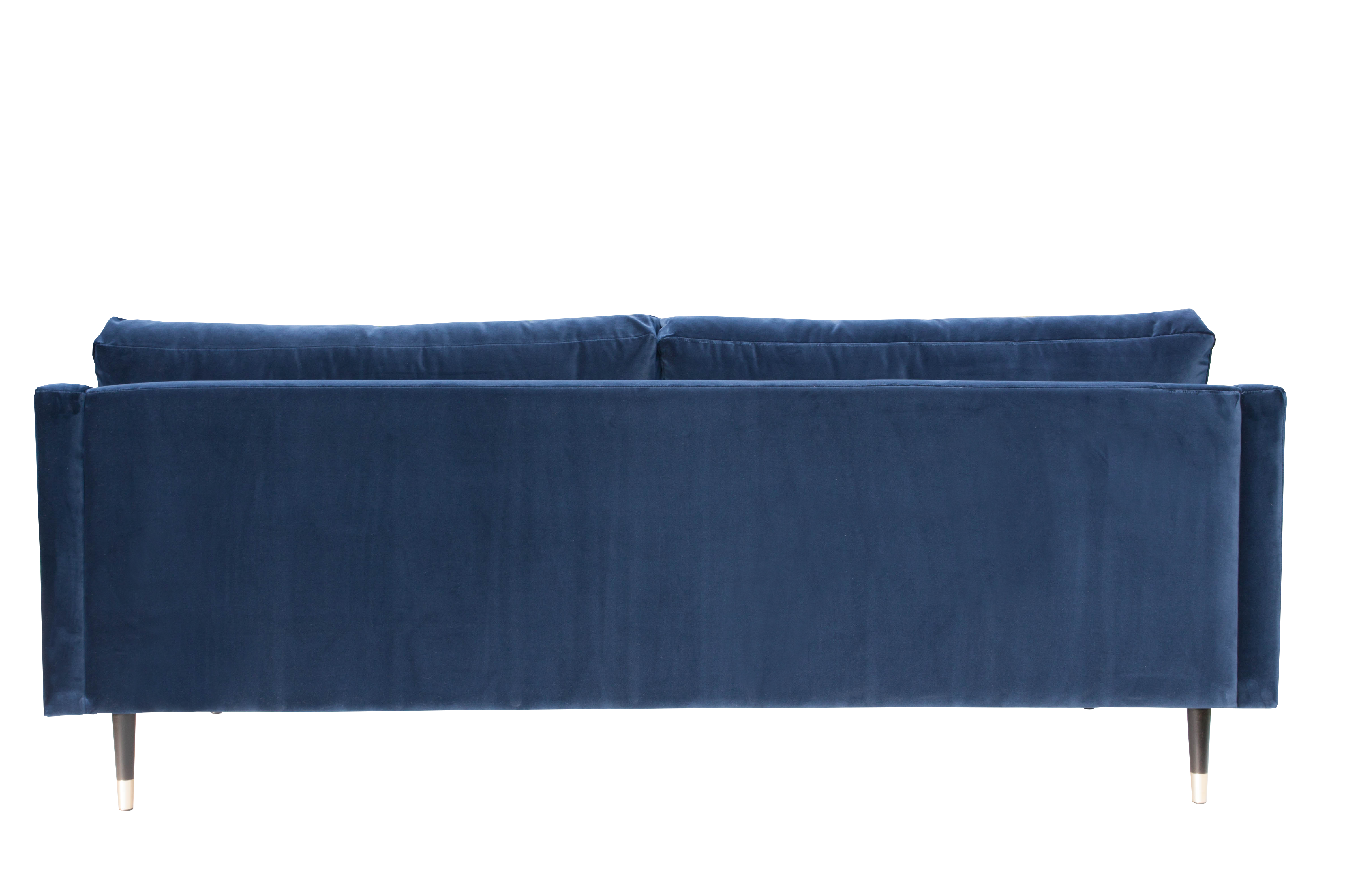 Klasyczna trzyosobowa sofa Elixir w kolorze głębokiego błękitu, widoczna z tyłu. Sofę zdobią proste linie oraz eleganckie, metalowe nóżki. Poduszki o miękkiej teksturze tworzą harmonijną całość. Wymiary produktu wynoszą 210x90x88 cm.