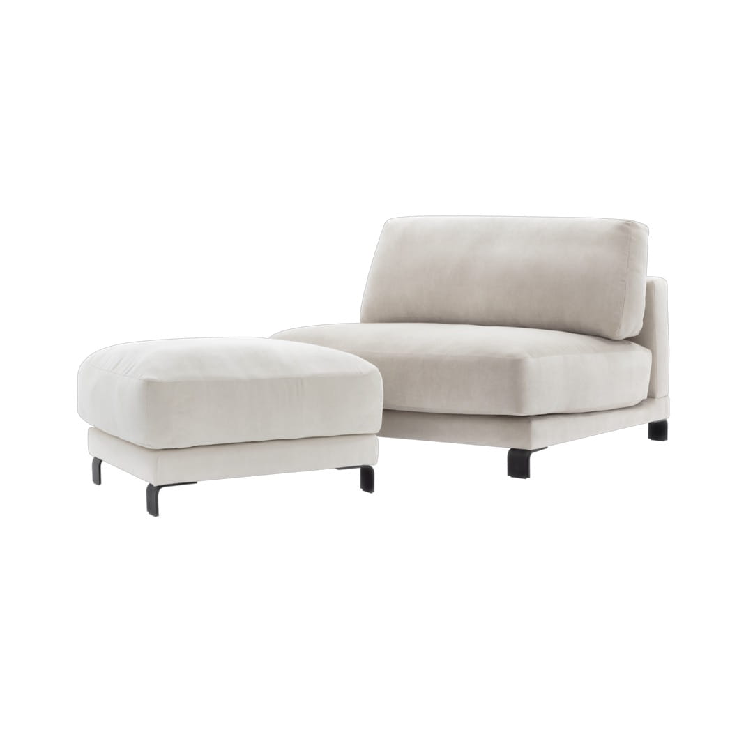 Mała sofa typu loveseat w jasnoszarym kolorze, z prostymi liniami i bez podłokietników, składająca się z siedziska i podnóżka. Ujęcie pokazuje produkt z boku, na nóżkach, na jednolitym tle. Wymiary: 115x103x85cm.