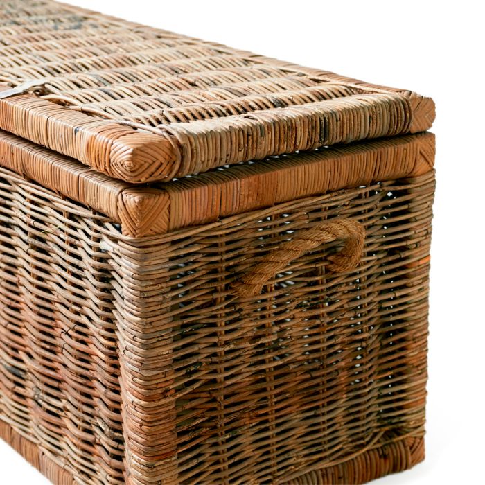Rattanowy kufer trunk w kolorze brązowym, o wymiarach 160x40x45 cm, z widocznym teksturowanym wykończeniem. Produkt stoi w pozycji poziomej, ma prostokątny kształt oraz uchwyt do przenoszenia. Pokrywa zamyka wnętrze kuferka.