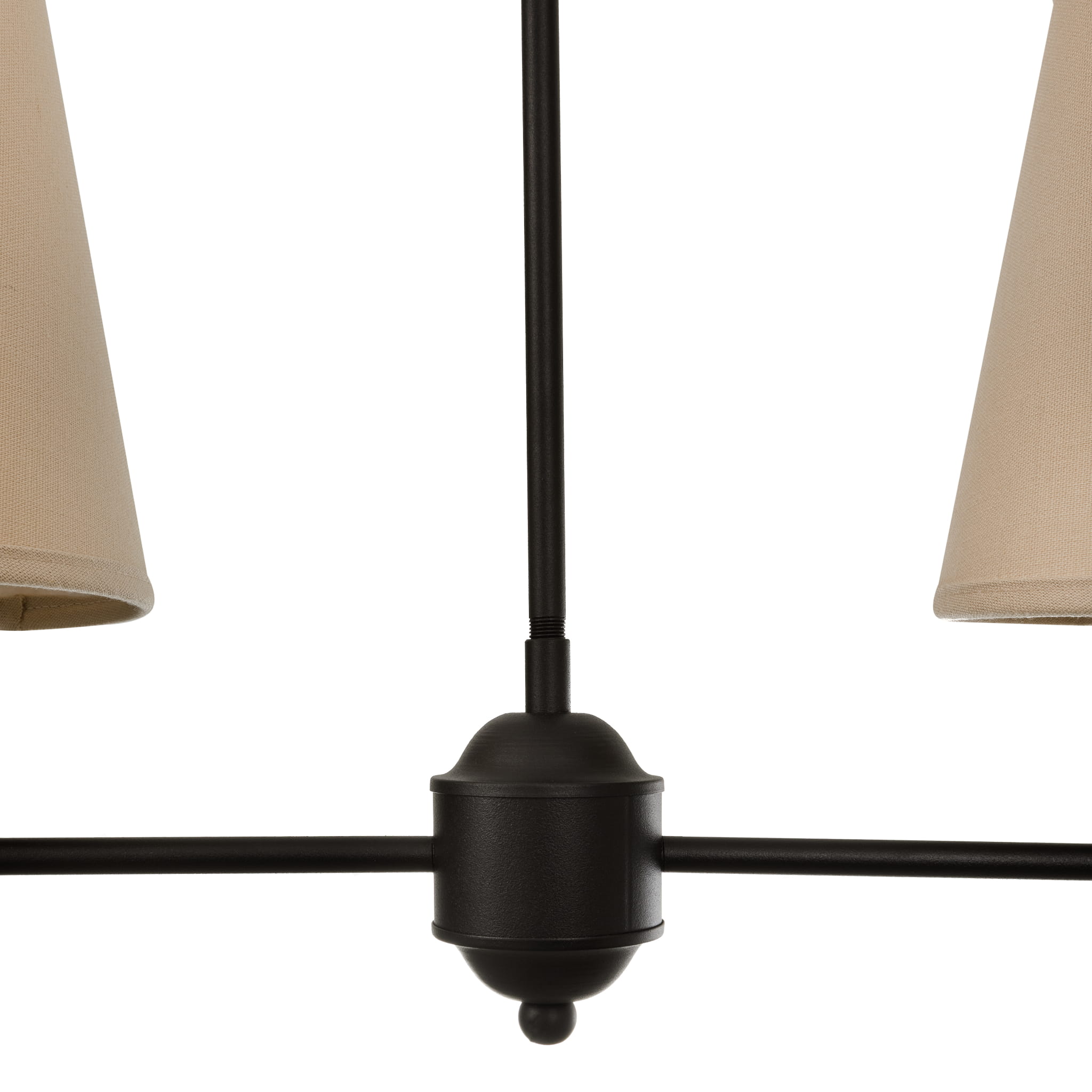 Lampa sufitowa wisząca Agello XL w kolorze czarnym, o wymiarach 100x180 cm. Produkt z metalowym stelażem i abażurami w kolorze beżowym, montowany na suficie. Ujęcie z góry, ukazujące szczegóły mocowania i tekstury materiału.