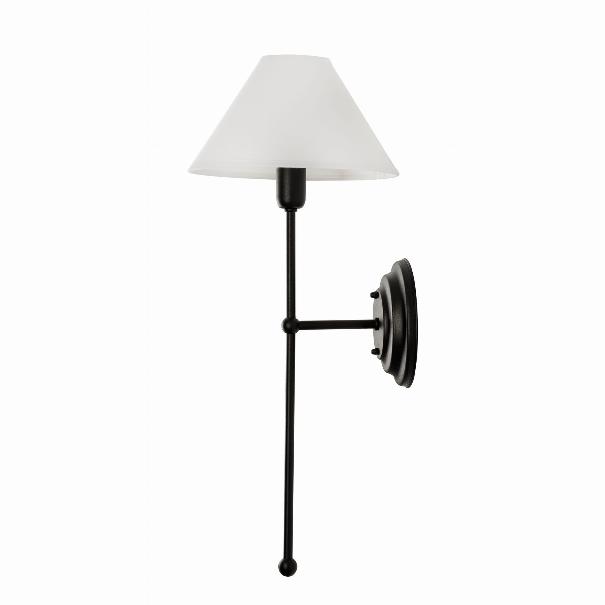 Stylowy kinkiet Petra w kolorze czarnym, wysokość 56 cm, z białym, stożkowym kloszem. Ujęcie frontalne, produkt montowany na ścianie, z metalowymi detalami i klasycznym wykończeniem. Proste tło, podkreślające minimalistyczny design kinkietu.