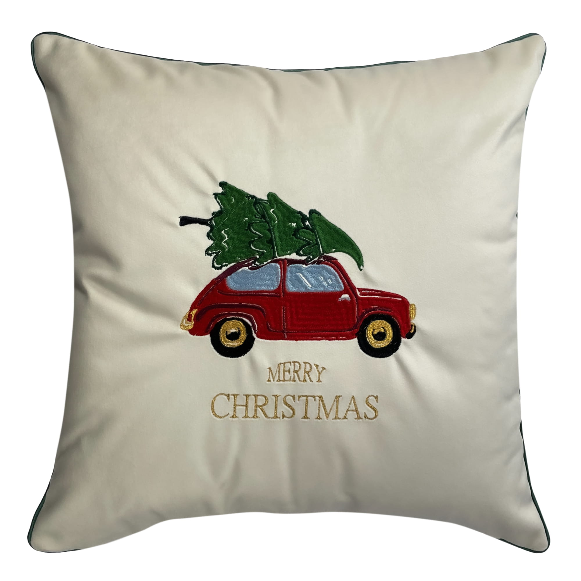 Poduszka dekoracyjna o haftowanym wzorze przedstawiającym czerwony samochód z choinką na dachu. W dolnej części widnieje napis MERRY CHRISTMAS. Produkt ma prostokątny kształt oraz jest uszyty z materiału w jasnym kolorze.