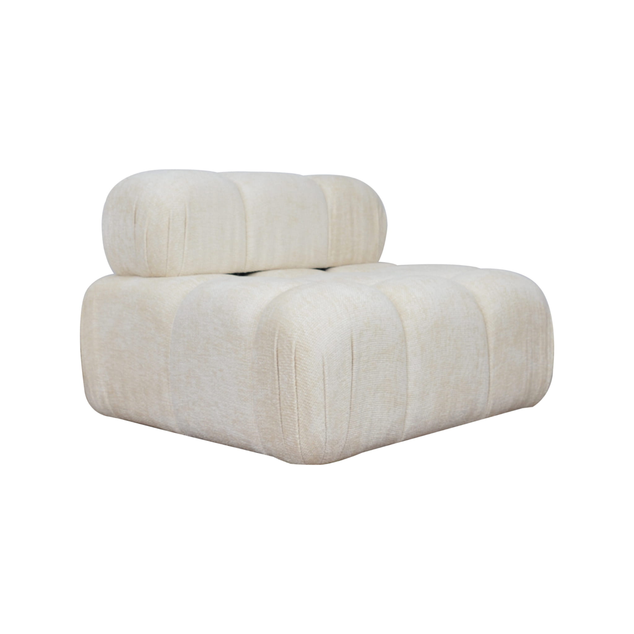 Designerska sofa modułowa Loren, w kolorze jasnego beżu, ma prosty kształt z poduszki siedziskowymi i oparciowymi w formie półwałków. Ujęcie frontalne, produkt jest rozłożony. Tło białe, co podkreśla wygląd sofy.
