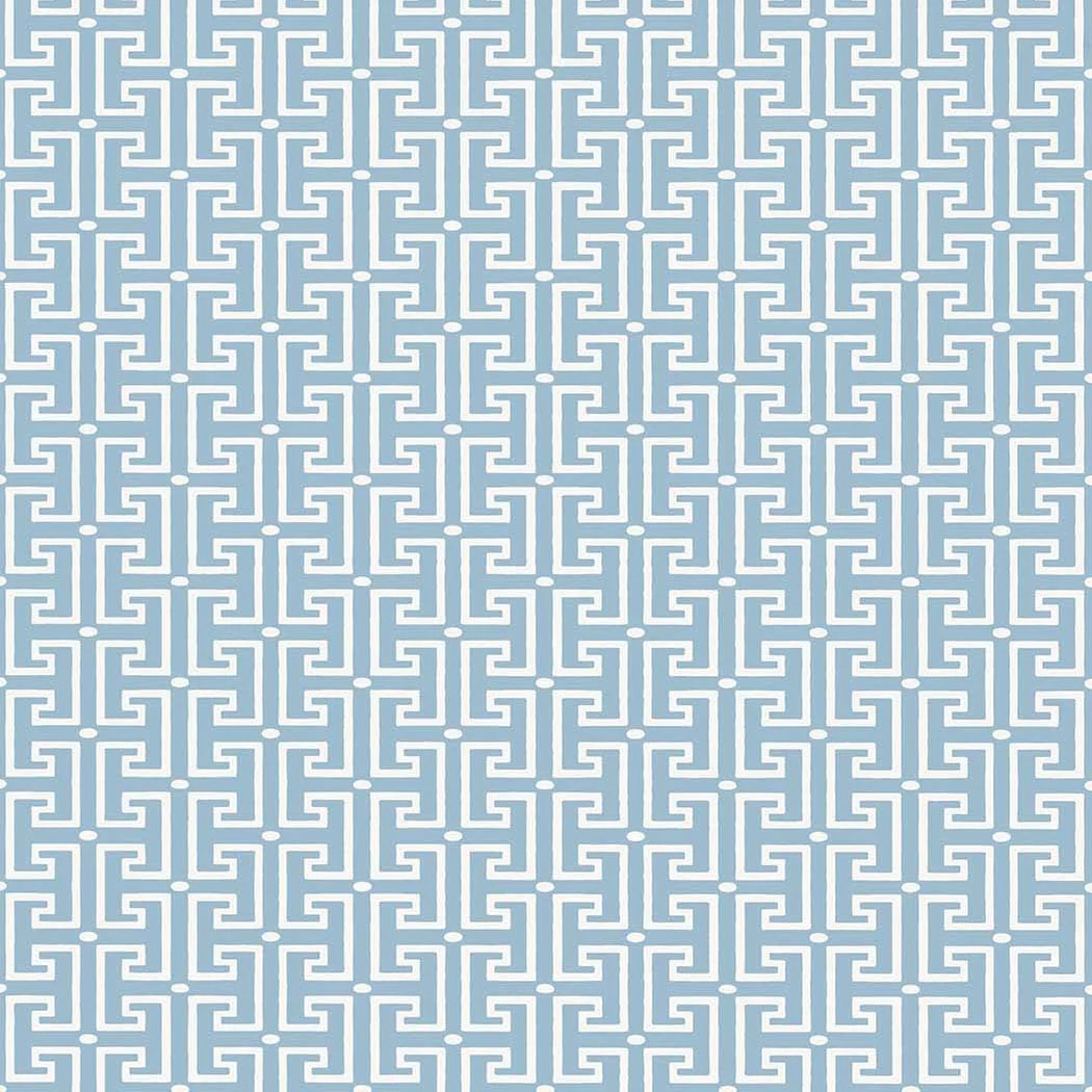 Tapeta Thibaut Anna French T-SQUARE w jasnym niebieskim kolorze z geometrycznym wzorem w formie nałożonych na siebie linii i kółek. Produkt jest prezentowany frontalnie na jednolitym, jasnym tle, aby wyróżnić detale i teksturę.