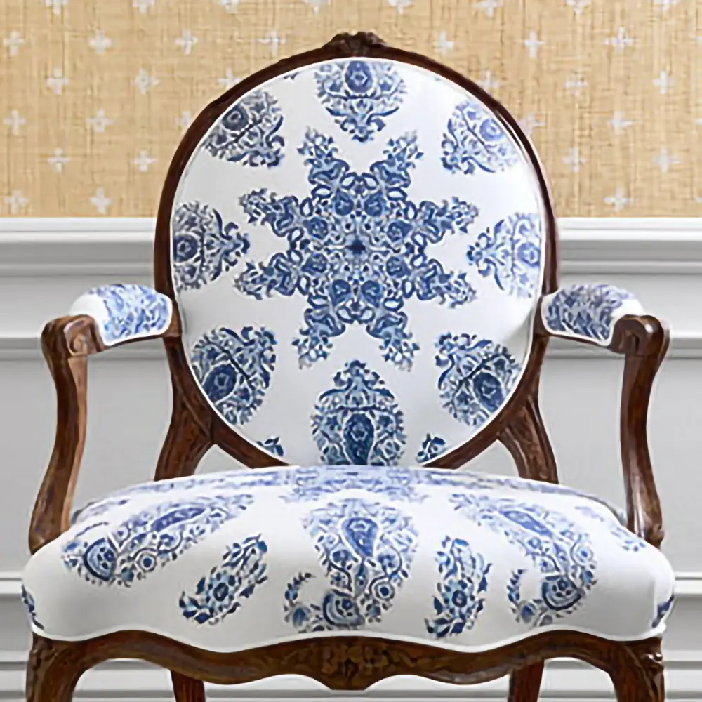 Tapeta Thibaut Anna French EAST INDIA w kolorze morskim i białym z charakterystycznym, bogatym wzorem w stylu orientalnym. Produkt leży poziomo na podłodze, z wyraźnie widocznymi detalami wzorów. Tło jest jasne, co podkreśla kolorystykę tapety.
