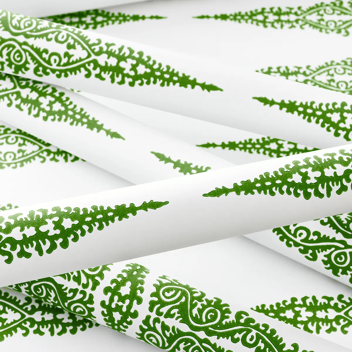 Tapeta Thibaut Anna French ELLERY STRIPE w kolorze zielonym i białym z dekoracyjnym wzorem liści. Produkt leży na płasko, ukazując szczegóły graficzne na jasnym tle. Wzór charakteryzuje się angażującymi kształtami i teksturą.