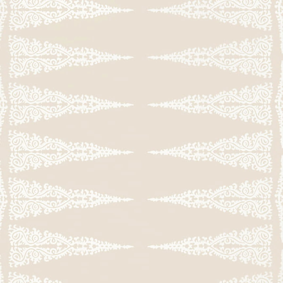 Tapeta Thibaut Anna French ELLERY STRIPE w kolorze białym i beżowym z abstrakcyjnym wzorem, przedstawiająca symetryczne, faliste kształty. Widok frontalny, tło jednolite, pastelpinkowe. Idealna do dekoracji wnętrz.