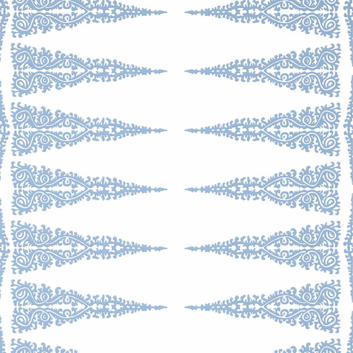 Tapeta Thibaut Anna French ELLERY STRIPE w kolorze niebieskim i białym z delikatnym, ornamentalnym wzorem. Widoczny fason w pionowych pasach, na białym tle. Produkt w formie zrolowanej, przeznaczony do dekoracji wnętrz.