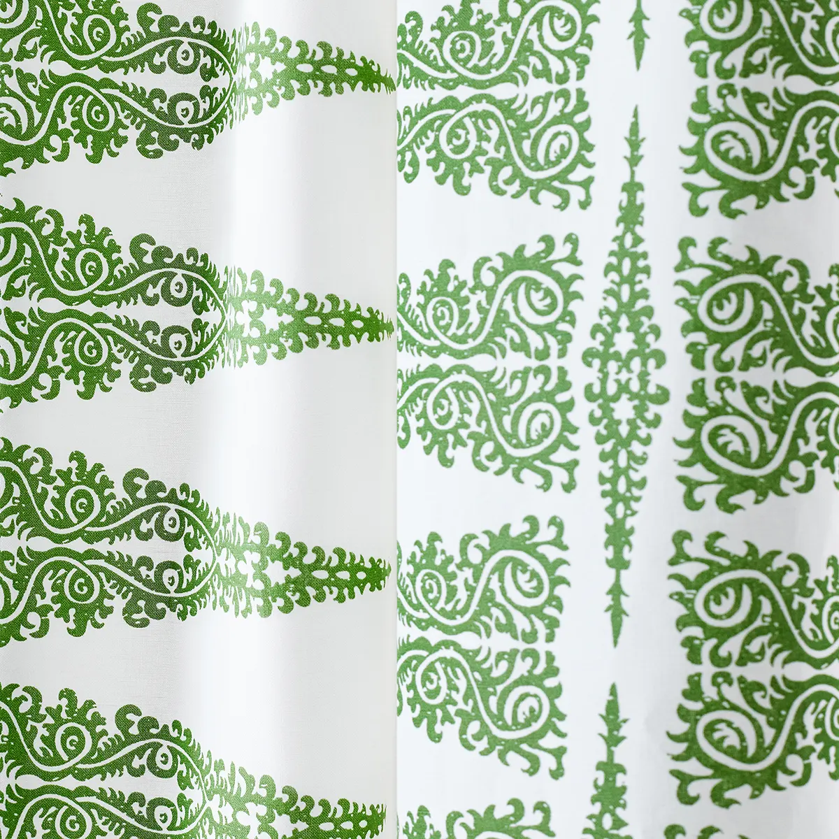 Tapeta Thibaut ELLERY STRIPE w kolorze białym i zielonym, z ornamentalnym wzorem w stylu klasycznym. Układ wzorów w poziome paski oraz elementy roślinne o teksturowanej powierzchni. Produkt rozłożony, prezentowany na jednolitym tle.