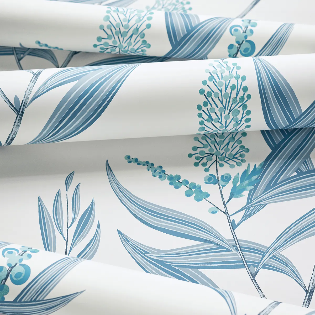 Tapeta Thibaut Anna French WINTER BUD w kolorze niebieskim i białym, z wzorem botanicznym przedstawiającym liście i kwiaty na gładkim tle. Produkt leży płasko, w zbliżeniu ukazując detale nadruku oraz fakturę materiału.