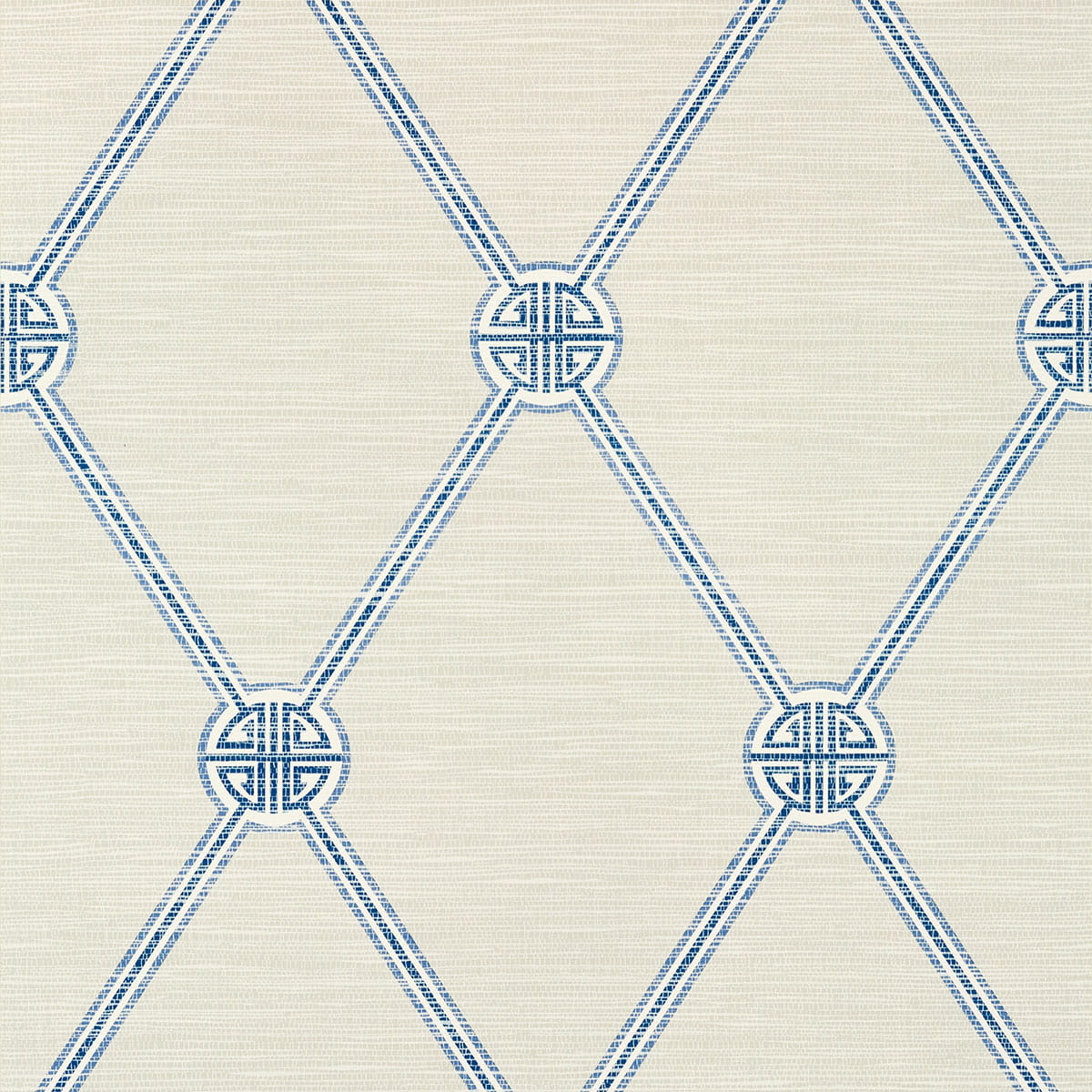 Tapeta Thibaut Anna French TURNBERRY TRELLIS w kolorze beżowym z niebieskim wzorem w romby, lekko teksturowana. Produkt ukazany w zbliżeniu, na jednolitym tle, prezentuje stylowy ponadczasowy motyw, idealny do dekoracji wnętrz.