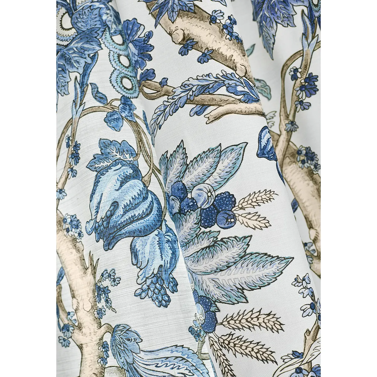 Tapeta Thibaut Anna French CHATELAIN w odcieniach błękitu i bieli, z kwiatowymi wzorami oraz delikatnymi detalami w kolorze brązowym. Produkt ujęty z bliska, ukazuje fakturę tkaniny oraz intensywne rysunki roślinne. Idealna do aranżacji wnętrz.
