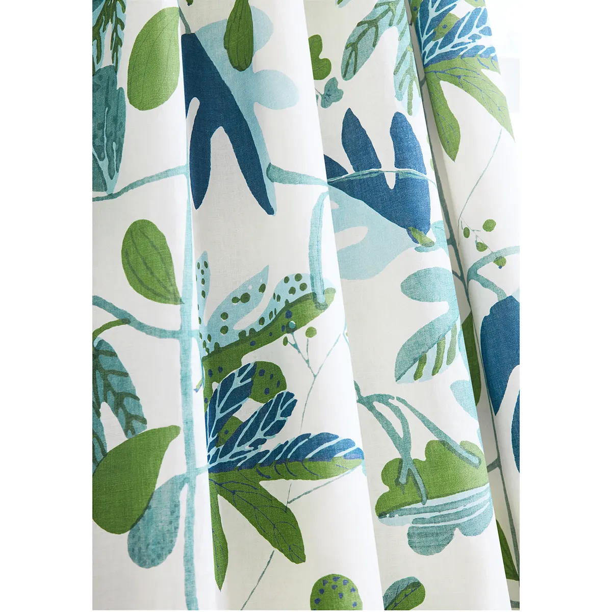 Tapeta Thibaut Anna French MATISSE LEAF w kolorach zielonym i niebieskim, z delikatnym wzorem liści na białym tle. Produkt zbliżony, ukazujący detale tekstury. Widoczny materiał tekstylny, z falującymi krawędziami.