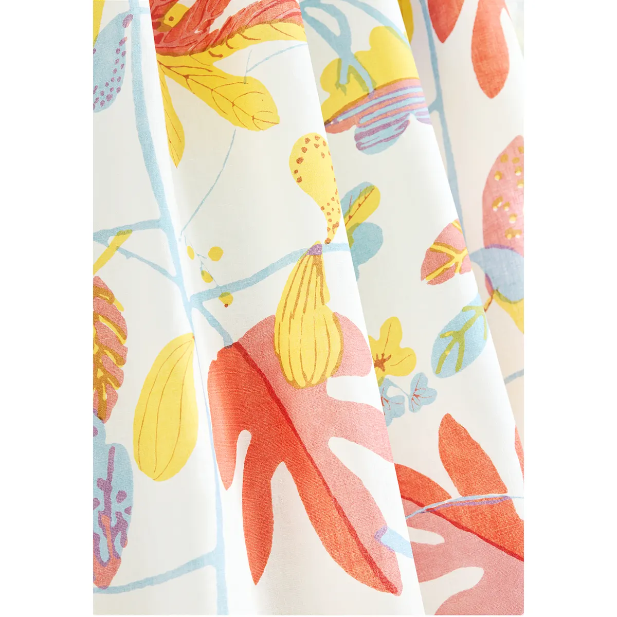 Tapeta Thibaut Anna French MATISSE LEAF w kolorze pomarańczowym, niebieskim i żółtym, przedstawiająca liście na jasnym tle, z wyraźnymi wzorami florystycznymi. Produkt jest rozłożony w pionie, ukazując detal wzoru.