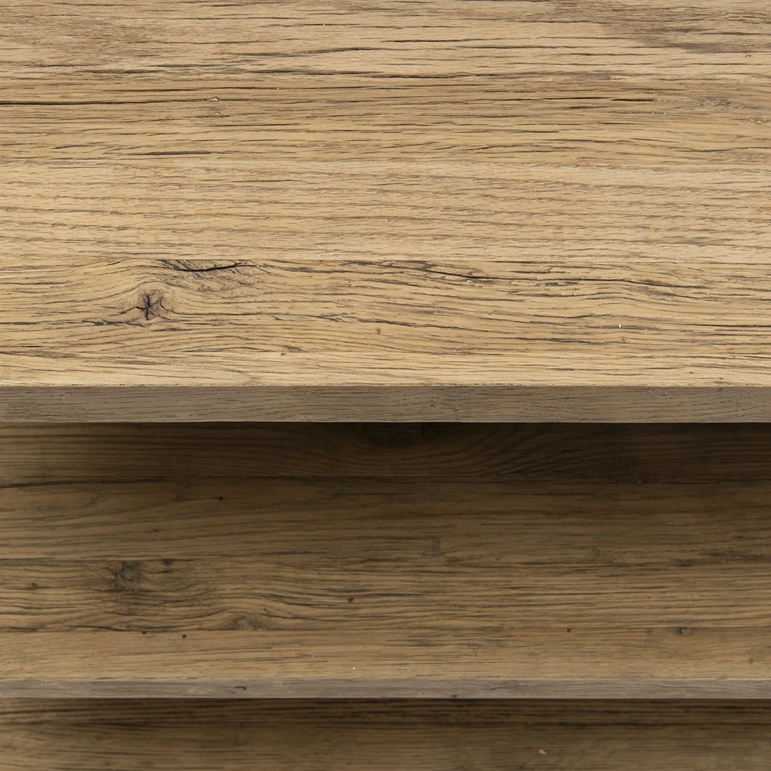 Konsola Vermont Riviera Maison o wymiarach 180x35x72 cm, w kolorze jasnego drewna. Zdjęcie przedstawia frontalne ujęcie produktu, ukazujące naturalną fakturę oraz układ półek. Tło jest jednolite, co podkreśla detale konstrukcji.