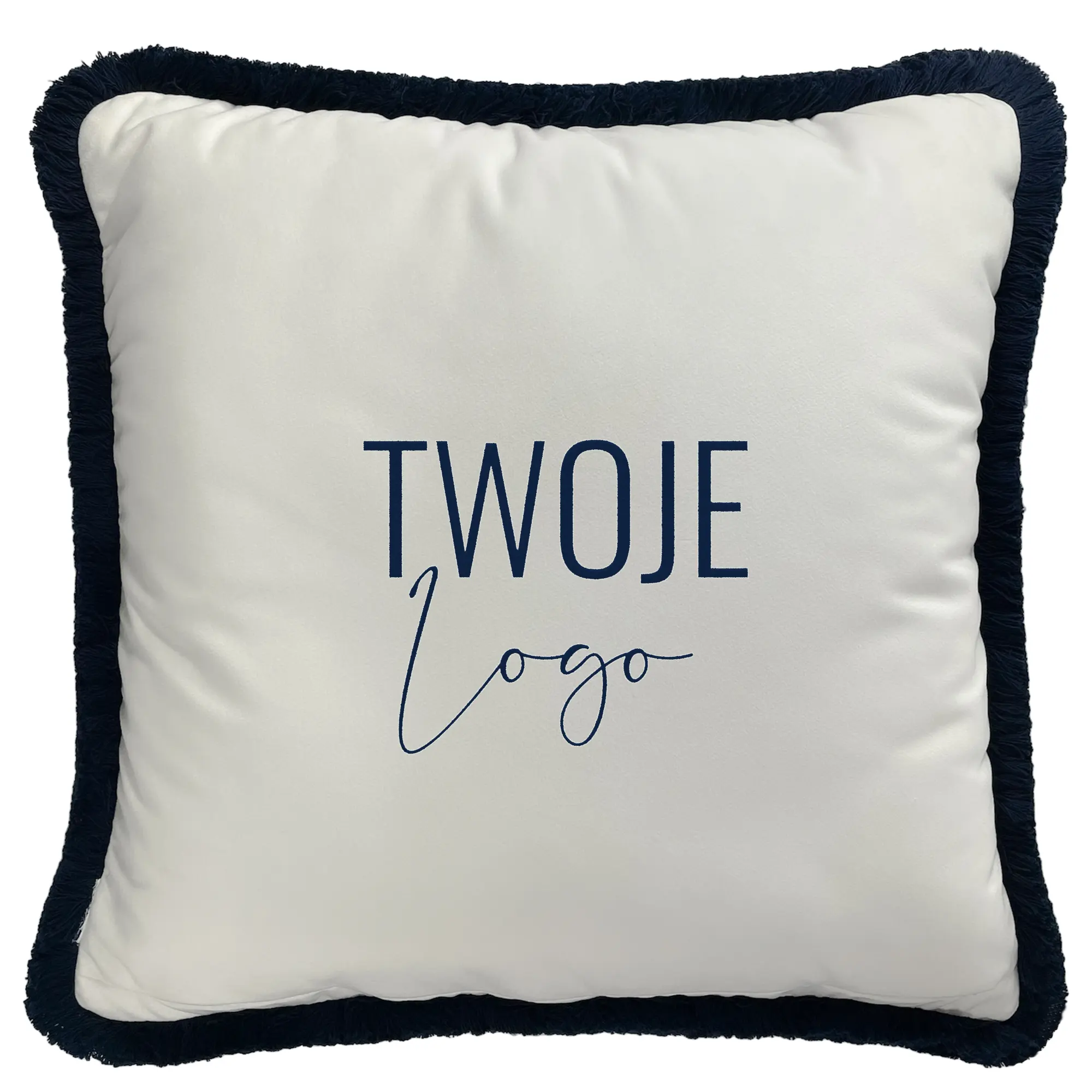 Poduszka dekoracyjna z nadrukiem TWOJE LOGO w kolorze białym z granatowym, teksturowanym obszyciem. Ujęcie frontalne, produkt leżący na płaskiej powierzchni. Wymiary nieokreślone. Nadruk widoczny, estetyczny i czytelny.