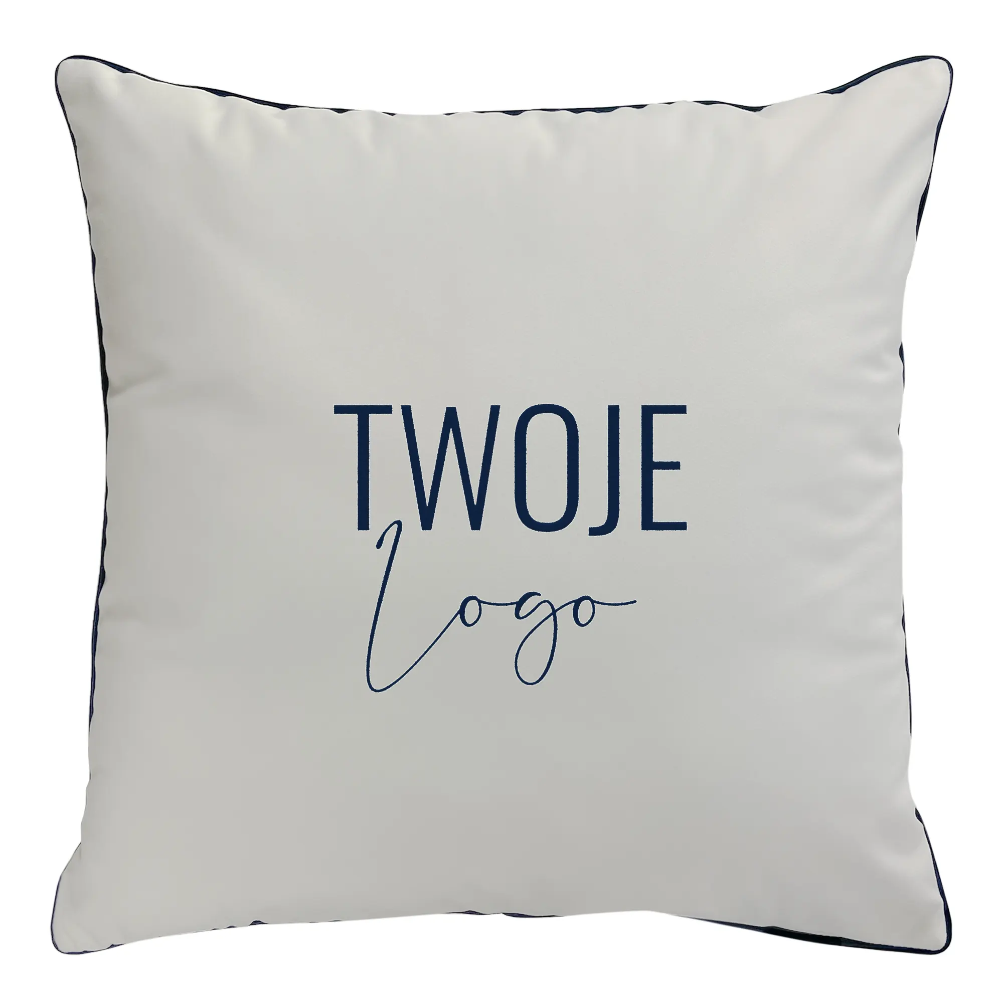 Poduszka dekoracyjna w kolorze jasnym z granatowym obszyciem, w kształcie kwadratu. Widoczny nadruk TWOJE LOGO w ciemnoniebieskiej barwie. Produkt leży płasko na białym tle, odzwierciedlając jego kształt i wykończenie.