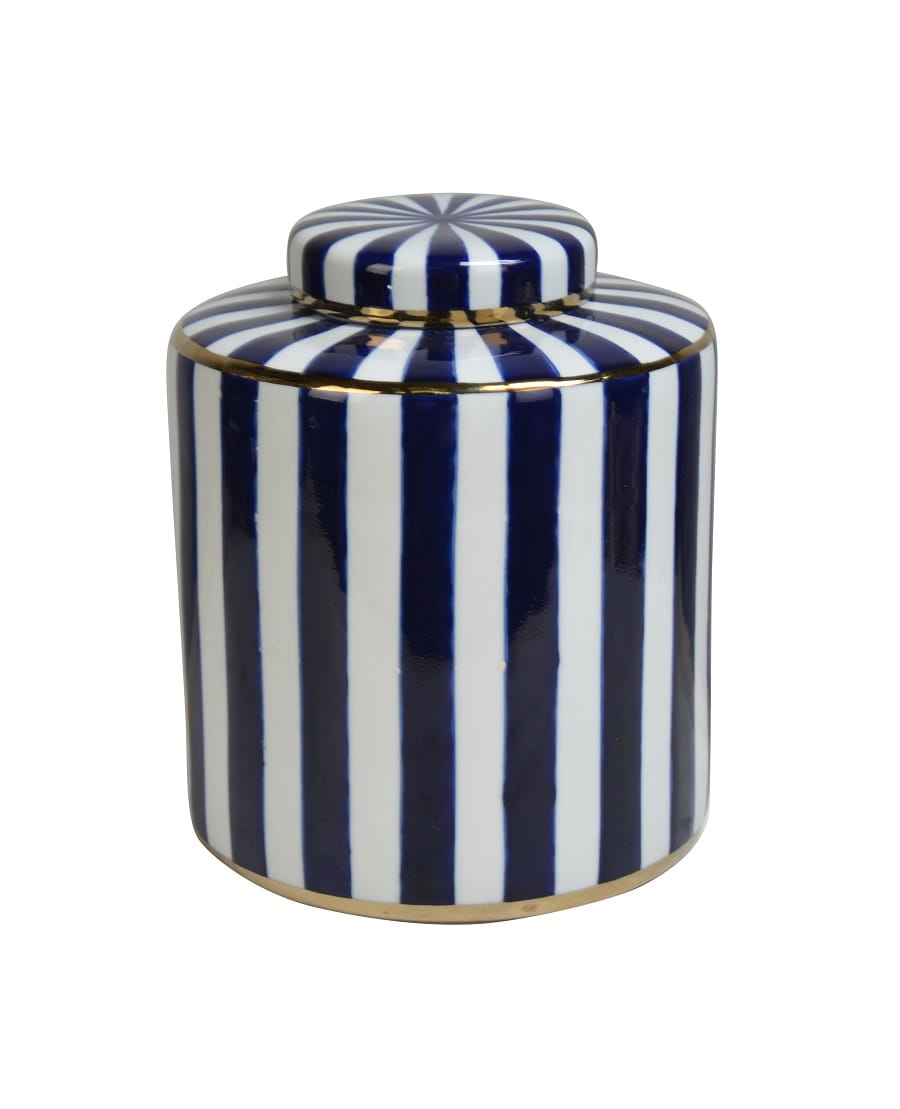 Waza ceramiczna Amfora Stripes w kolorze białym i granatowym, o cylindrycznym kształcie, z dekoracyjnymi pionowymi pasami. Produkt widoczny z boku, z zamkniętą pokrywą. Złota obręcz u podstawy podkreśla elegancki wygląd.