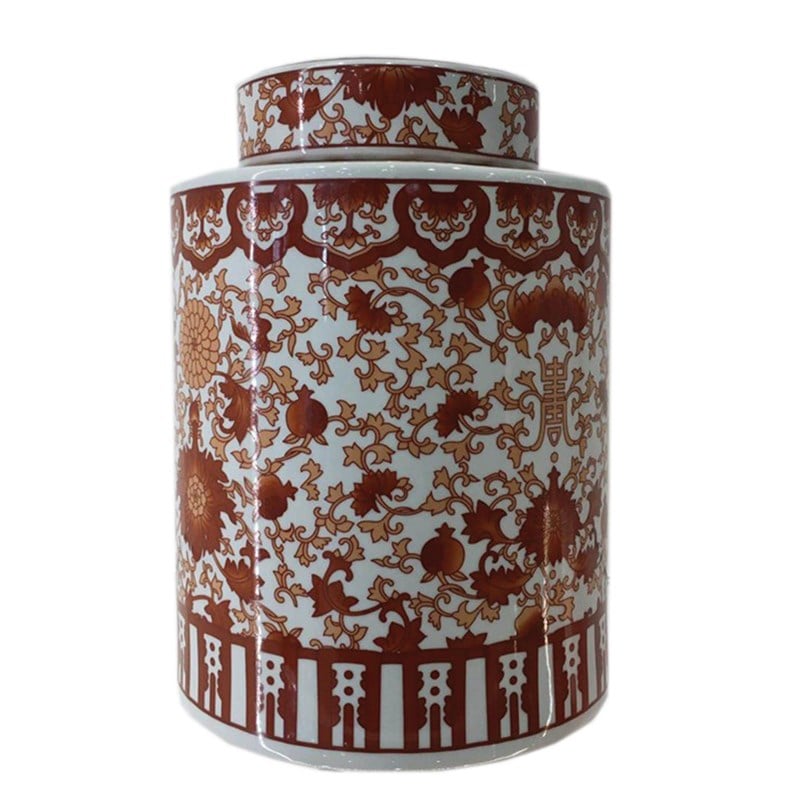 Ceramiczna waza amfora w kolorze białym z brązowym wzorem kwiatowym. Wysoka, cylindryczna forma, zbliżenie na detale zdobień na powierzchni. Produkt stoi na prostym tle, ukazuje dekoracyjne motywy i kształt. Wysokość 27,5 cm.