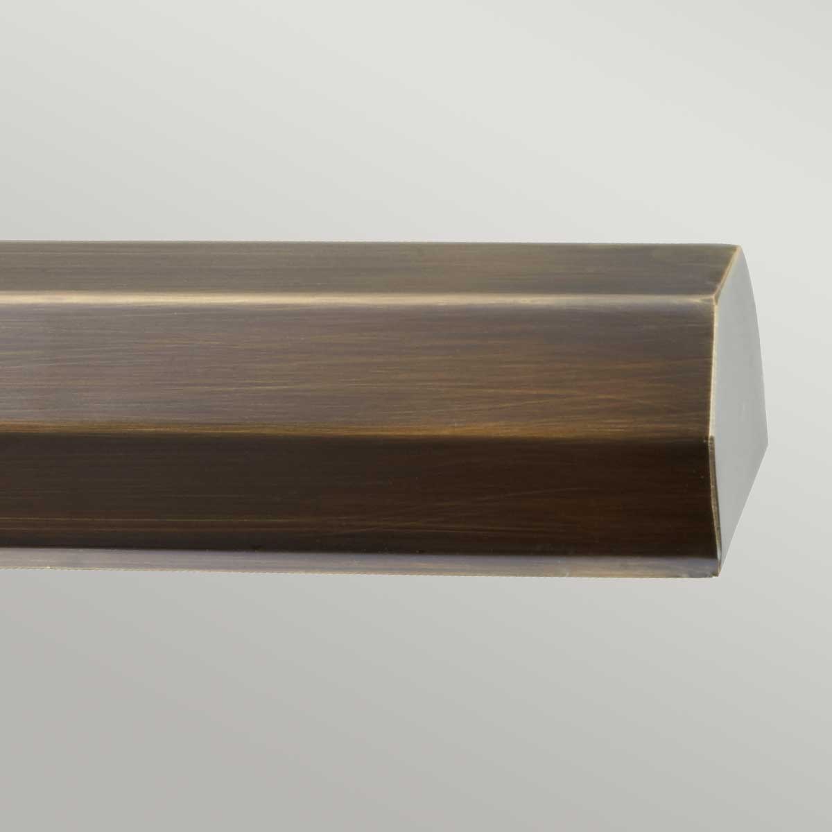 Kinkiet Galeryjka Canvas XL w kolorze brązowym, w formie prostokątnej. Produkt ukazany z bliska, z wyraźnym widokiem na matową powierzchnię i zaokrąglone krawędzie. Tło jednolite, szare, podkreślające szczegóły kinkietu.