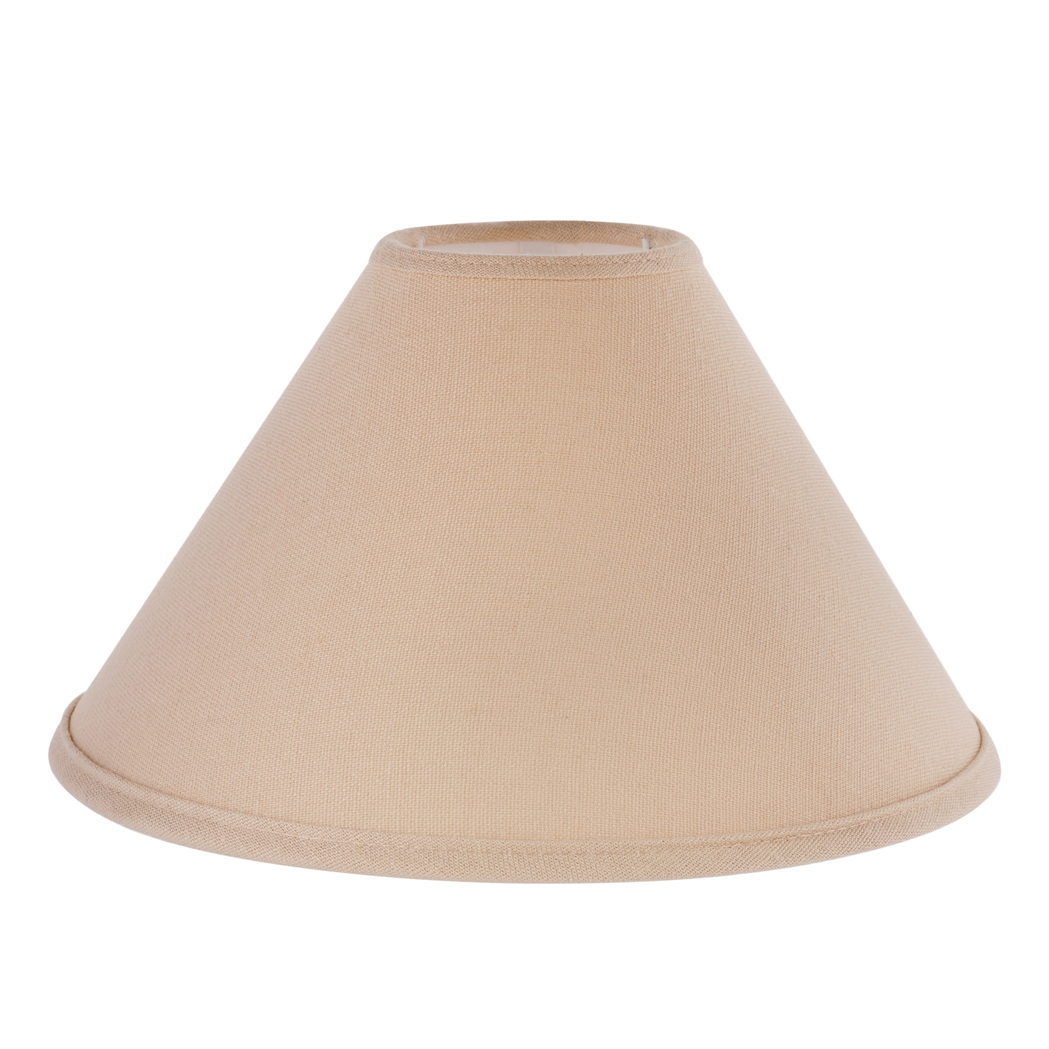 Lampa sufitowa w stylu modern classic o szerokości 115 cm, złota. Kształt stożkowaty, wykonana z tkaniny w beżowym kolorze. Widok z boku, ukazuje górny brzeg oraz teksturę materiału. Proste tło, co podkreśla produkt.