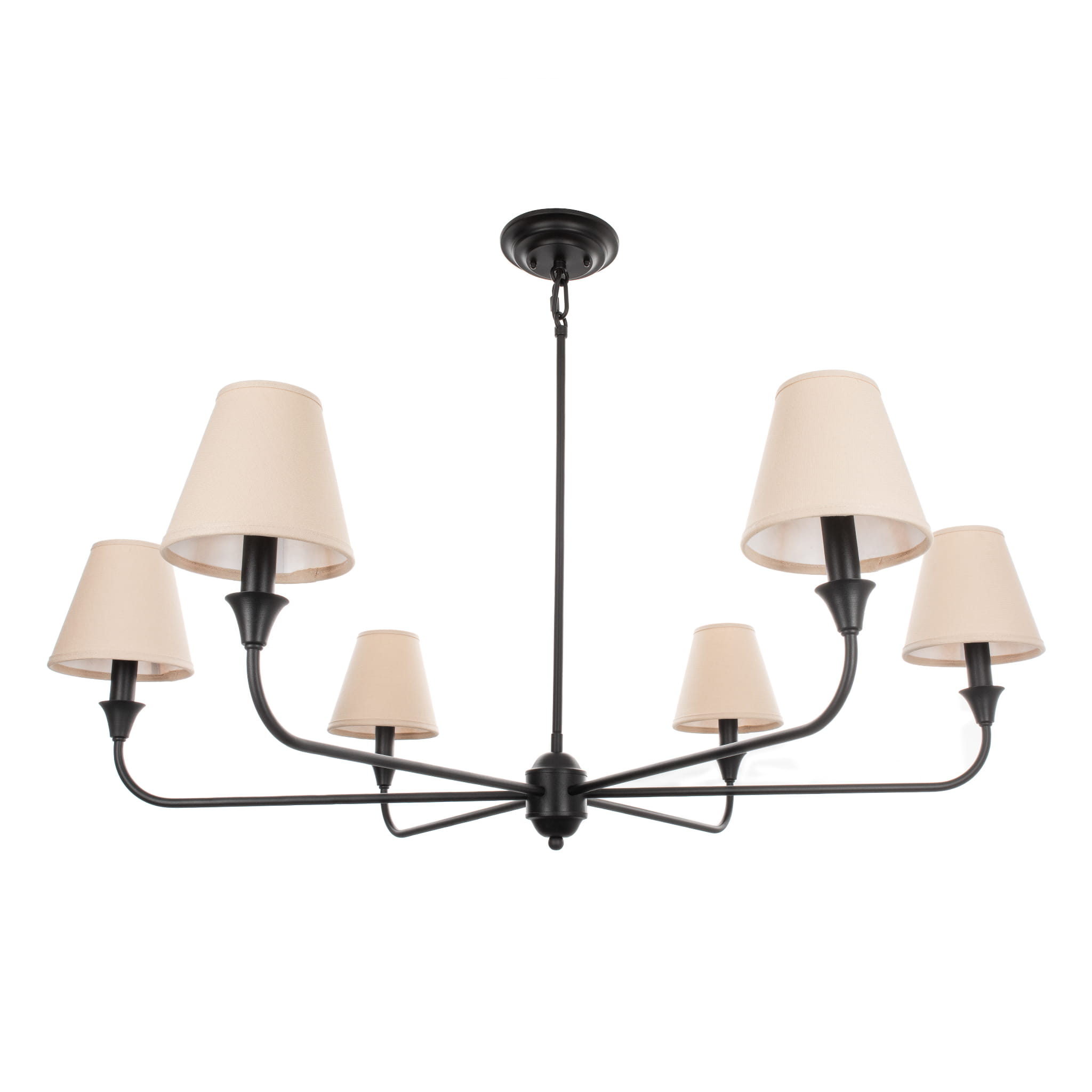 Żyrandol Cheel w kolorze czarnym o średnicy 90 cm, z sześcioma kloszami w jasnym odcieniu beżu. Produkt wiszący, widoczny z frontu, z prostą, metalową konstrukcją i gładkimi, tekstylnymi kloszami. Tło białe, minimalistyczne.