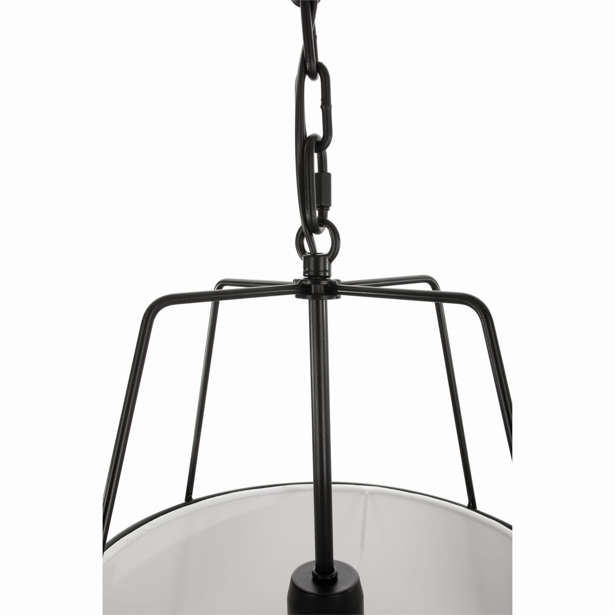 Lampa sufitowa w stylu modern farmhouse, kolor czarny, z metalowym stelażem i białym abażurem. Ujęcie z góry, prezentujące mocowanie i łańcuch. Produkt wiszący, z funkcjonalnym, minimalistycznym designem. Wymiary: 40x40x100 cm.