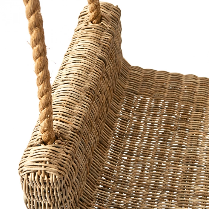 Rattanowa huśtawka Ibiza z plecionką w kolorze naturalnym, z widocznymi mocowaniami z plecionego sznura. Produkt w ujęciu z bliska, ukazujący fakturę oraz kształt siedziska. Idealna do aranżacji przestrzeni na świeżym powietrzu lub w wnętrzach.