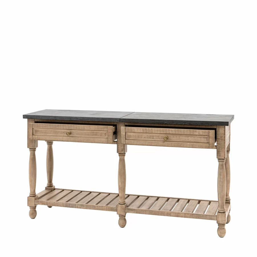Rustykalna konsola Vancouver o wymiarach 165x45x85 cm, w kolorze jasnego drewna z ciemnym blatem. Posiada dwie szuflady z delikatnymi uchwytami oraz otwartą półkę. Ujęcie frontalne, produkt stoi na czterech lekko wygiętych nóżkach. Tło białe.