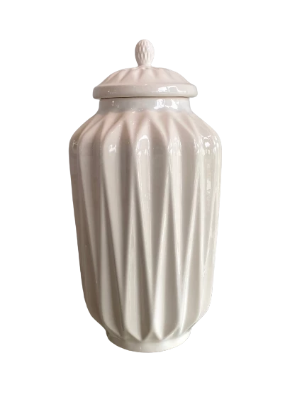 Waza ceramiczna w kolorze białym, o fakturze origami i wysokości 52 cm. Stojąca, z pokrywką na górze, z wyraźnymi żłobieniami na bokach, co nadaje jej nowoczesny charakter. Produkt na jednolitym tle, podkreślający jego elegancję i styl.
