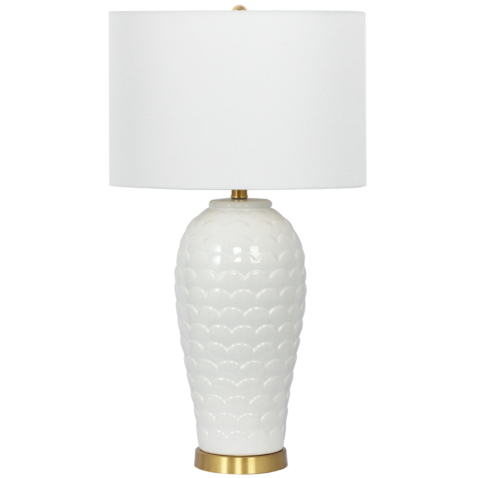 Klasyczna ceramiczna lampa stołowa w kolorze białym, o wysokości 74 cm, z dekoracyjnym wzorem w kształcie łusek. Lampa ma okrągłą, złotą podstawę oraz prostokątny, biały abażur. Ujęcie frontalne, produkt stoi na płaskiej powierzchni.