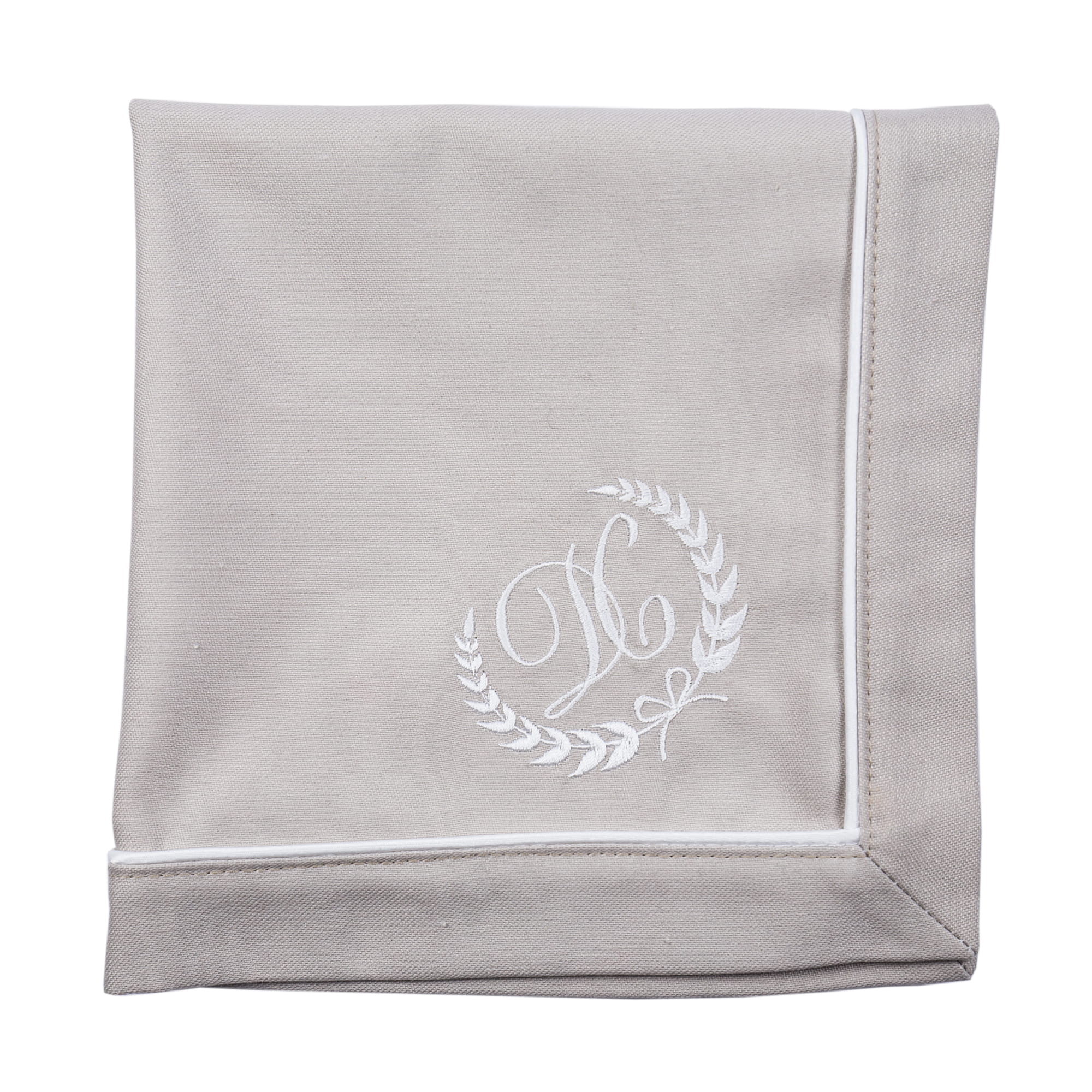 Personalizowana serwetka z haftem monogram o wymiarach 40x40 cm w kolorze jasnoszarym. Na powierzchni znajduje się haftowany monogram z eleganckim wzorem laurów. Produkt leży płasko, z widoczną białą lamówką. Tło proste, białe.